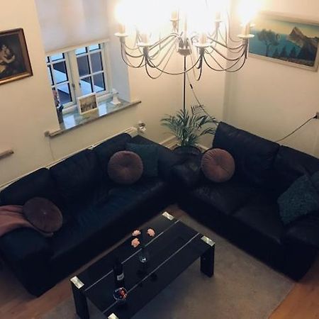 Centralt I Gentofte I 2 Plan, Ved S-Tog Og Busser Экстерьер фото